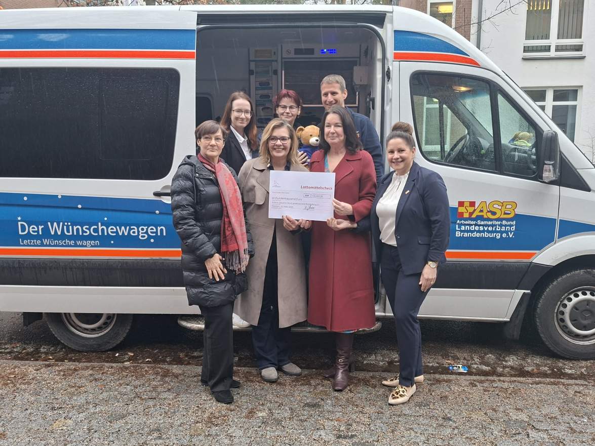 Scheckübergabe Land Brandenburg.jpg